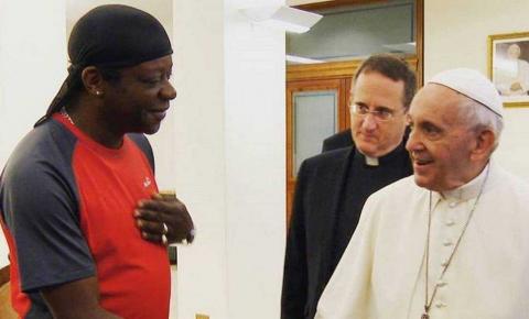 ‘Não têm coração humano’, diz Papa Francisco sobre pessoas que rejeitam gays