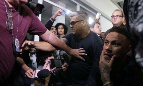 Passagem de Neymar por delegacia no Rio é marcada por grande tumulto