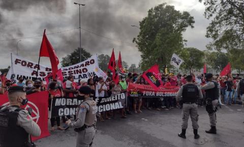 Movimentos sociais recepcionam Bolsonaro com Protesto Fora Genocida 