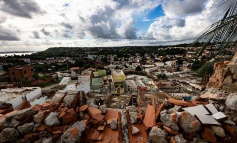 Vizinhos de bairros que afundam em Maceió sofrem sem indenização e em limbo jurídico