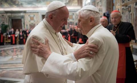 Em rara aparição, Bento XVI discursa ao lado de Francisco